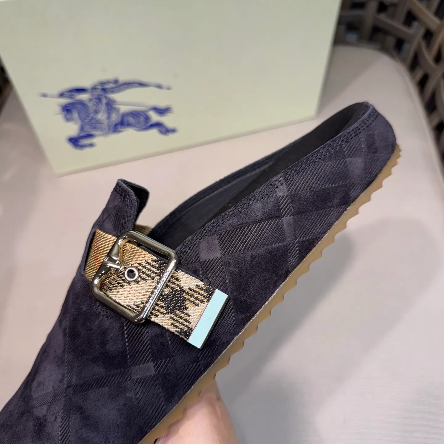 Men's Men's Shoes 💰360 [New Style] 🐝🐝Burberry New Burberry - Men's Checked Leather Urchin Half-Flop Sandal Made of soft suede cowhide and calfskin, these half-flop sandals feature an adjustable B-shaped buckle strap and are decorated with the signature sand-colored Burberry check in jacquard worsted. The upper wraps around the midsole and is paired with a sole made of the same upper material with an embossed logo on the heel and a wavy rubber outsole embellished with the Burberry lettering. Fashionable and casual! Comes with full set of original packaging dust bag! Code number: 39-40-41-42-43-44 standard code (38/45 can be customized and returns and exchanges are not supported)